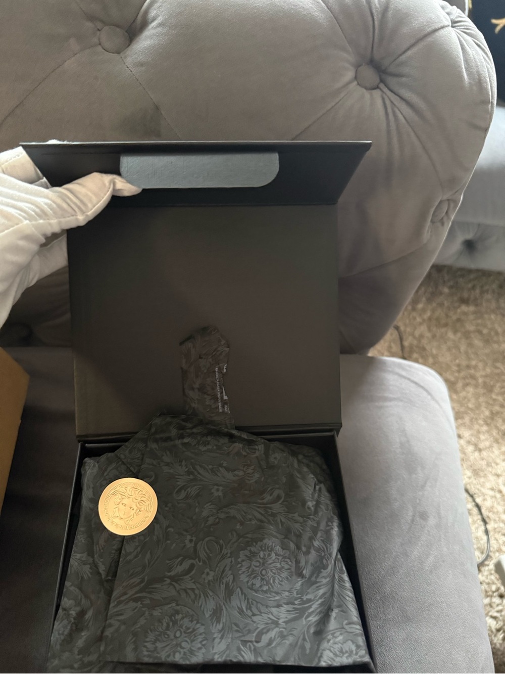 🔥Versace  Calfskin Leather Cream Patent Leather Clutch+ Gold full inclusion 🔥 - Picture 13 of 16